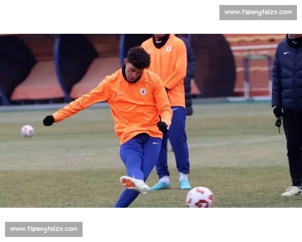 李小恒中超初体验：港队兄弟暖心遇，泰山平台引心动